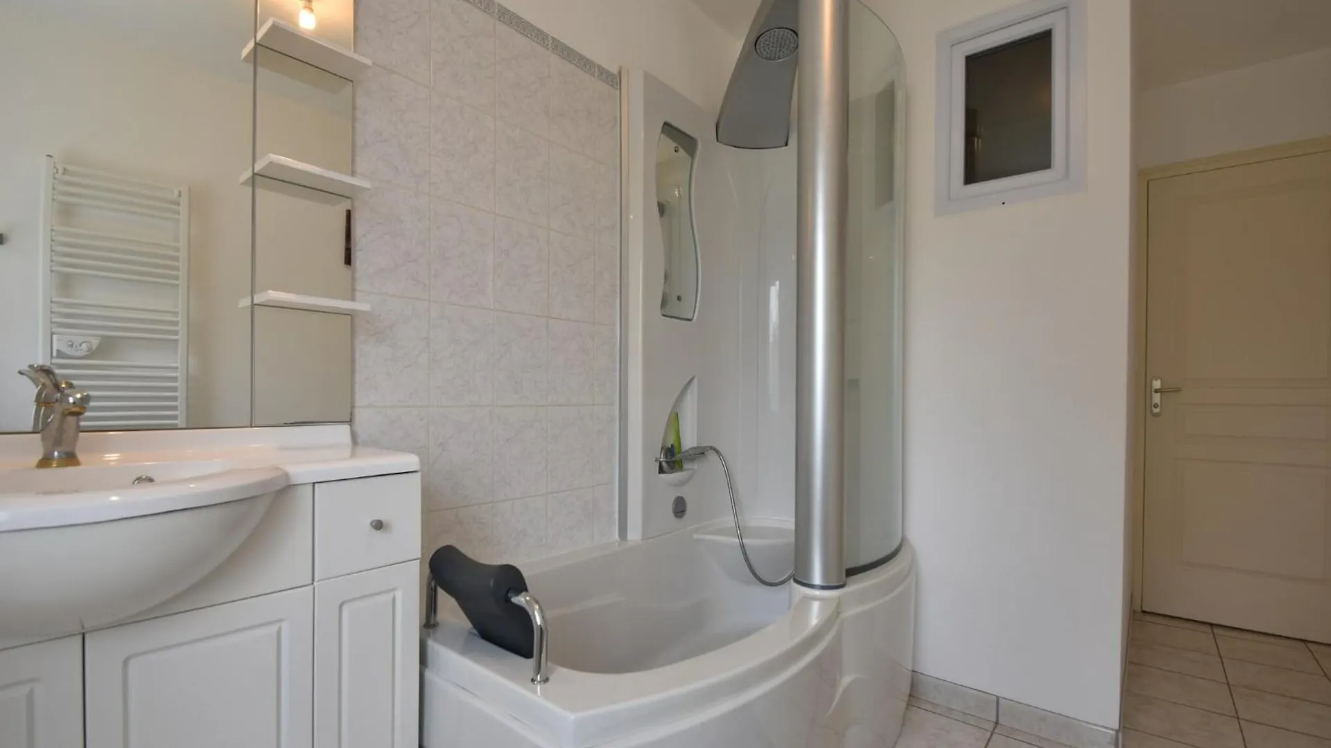 Tasteful Holiday Home In Plouvara With Garden, Cleaning Included