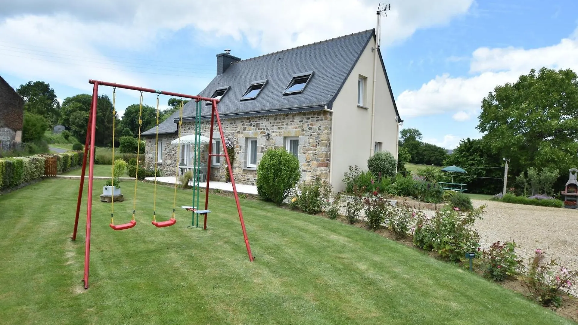 Tasteful Holiday Home In Plouvara With Garden, Cleaning Included