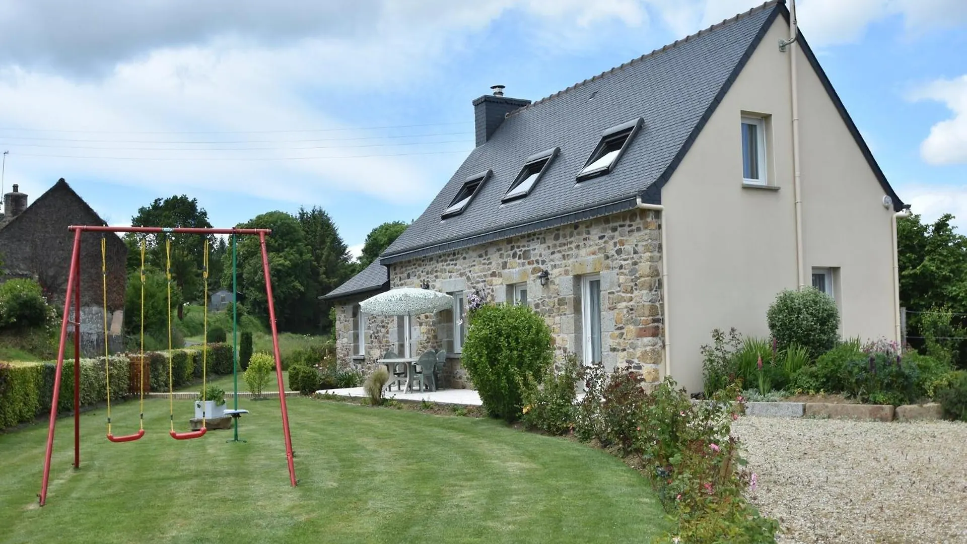 Tasteful Holiday Home In Plouvara With Garden, Cleaning Included